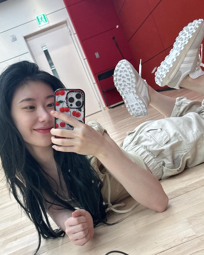 230619 - ITZY Chaeryeong Instagram Update documents 2