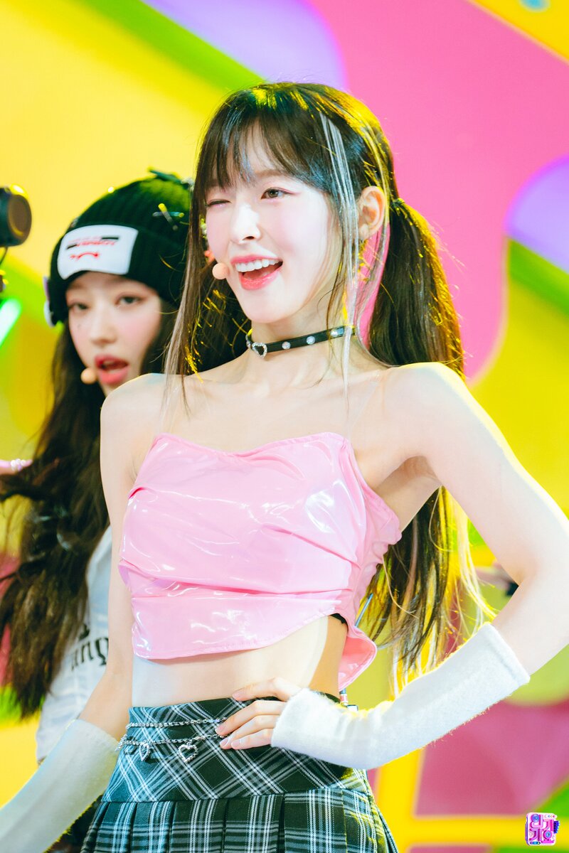 230730 OH MY GIRL Arin - 'Summer Comes' at Inkigayo documents 3