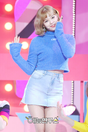 171216 TWICE Jeongyeon - 'Heart Shaker' & 'Merry & Happy' at Music Core