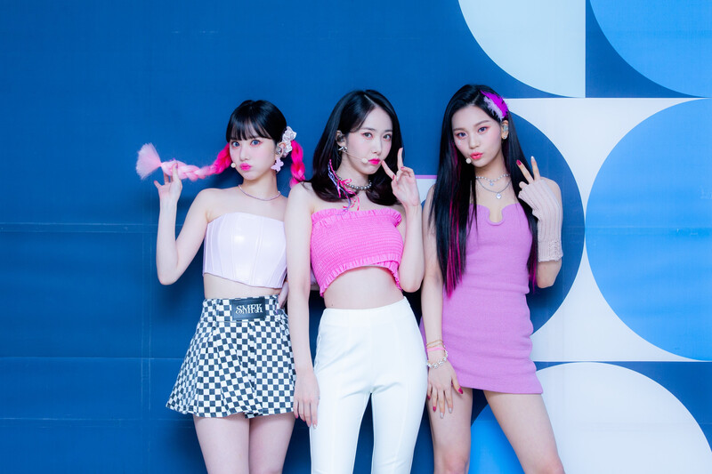 220220 SBS Twitter Update - VIVIZ at Inkigayo Photowall documents 1