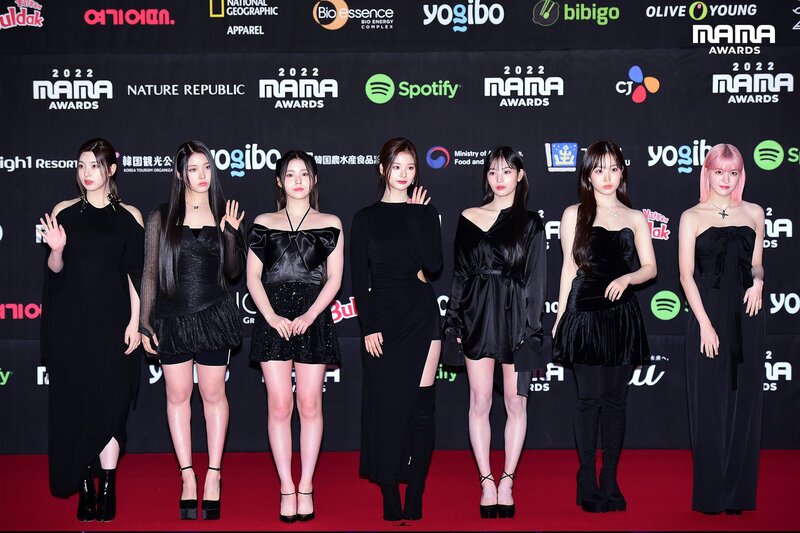 221129 NMIXX at MAMA 2022 Red Carpet documents 1