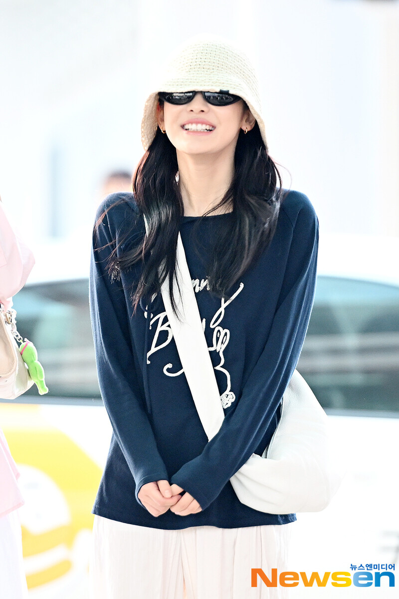 240802 aespa Ningning at Incheon International Airport documents 1