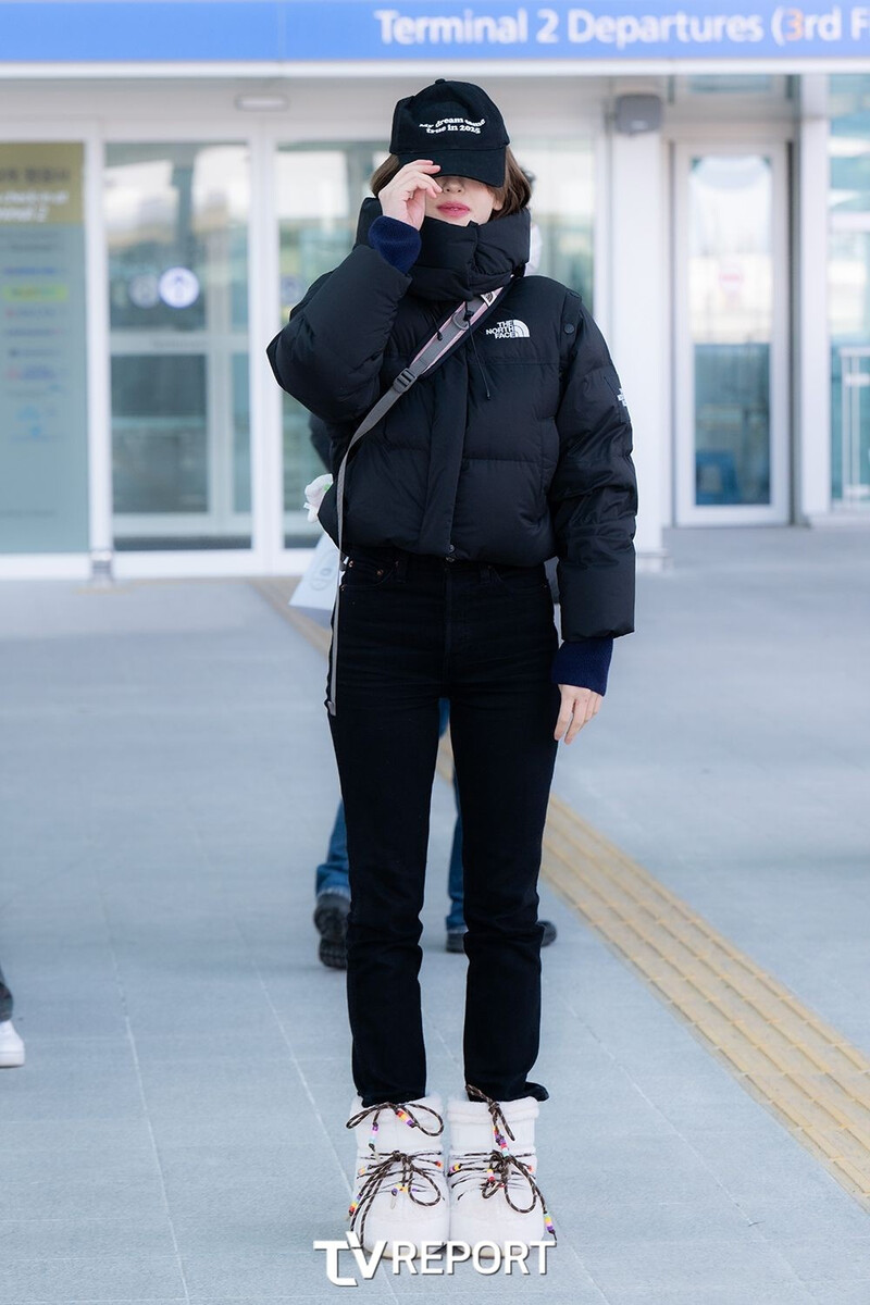 250102 Jeon Somi at Incheon Airport documents 11