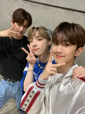 230522 NINE.i Twitter Update - Jiho with YOUNITE Hyungseok and Kyungmun