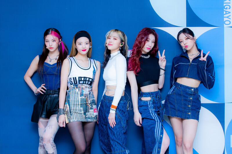 211017 SBS Twitter Update - ITZY at Inkigayo Photowall documents 1