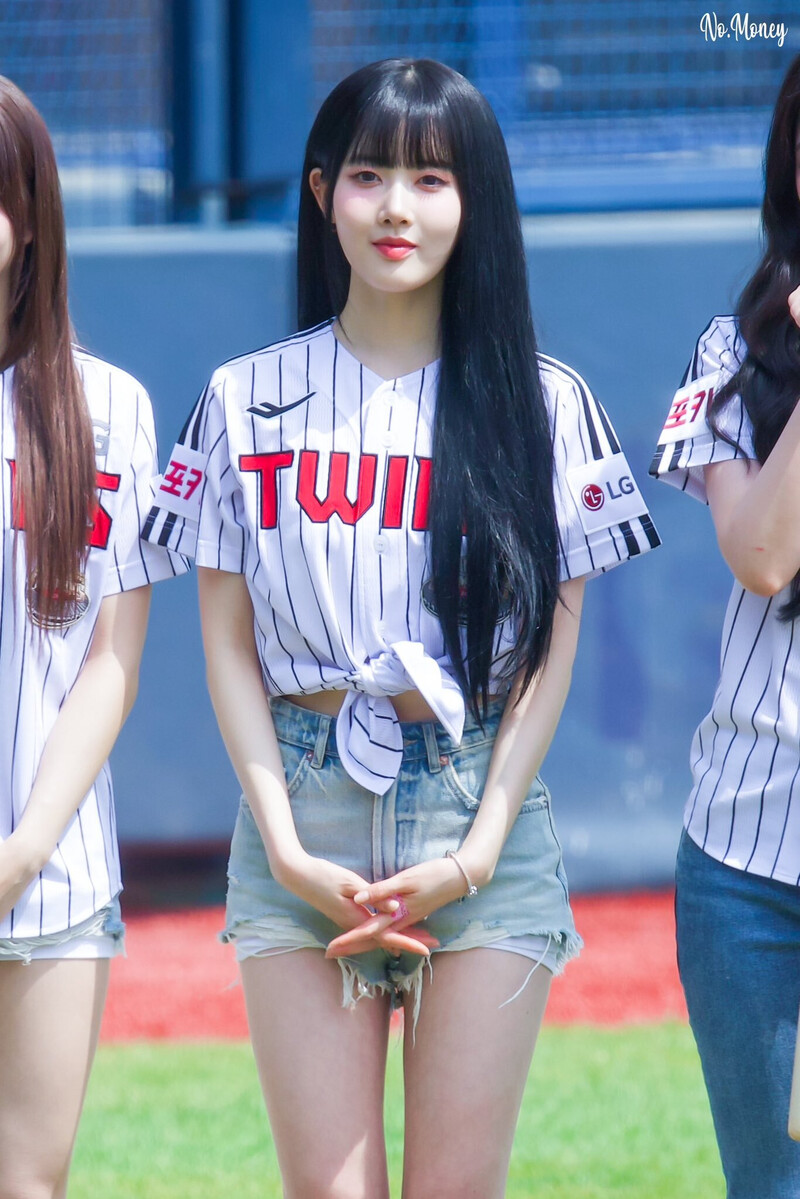 240504 STAYC Sieun - 2024 Shinhan Bank SOL KBO League in Jamsil Stadium documents 1