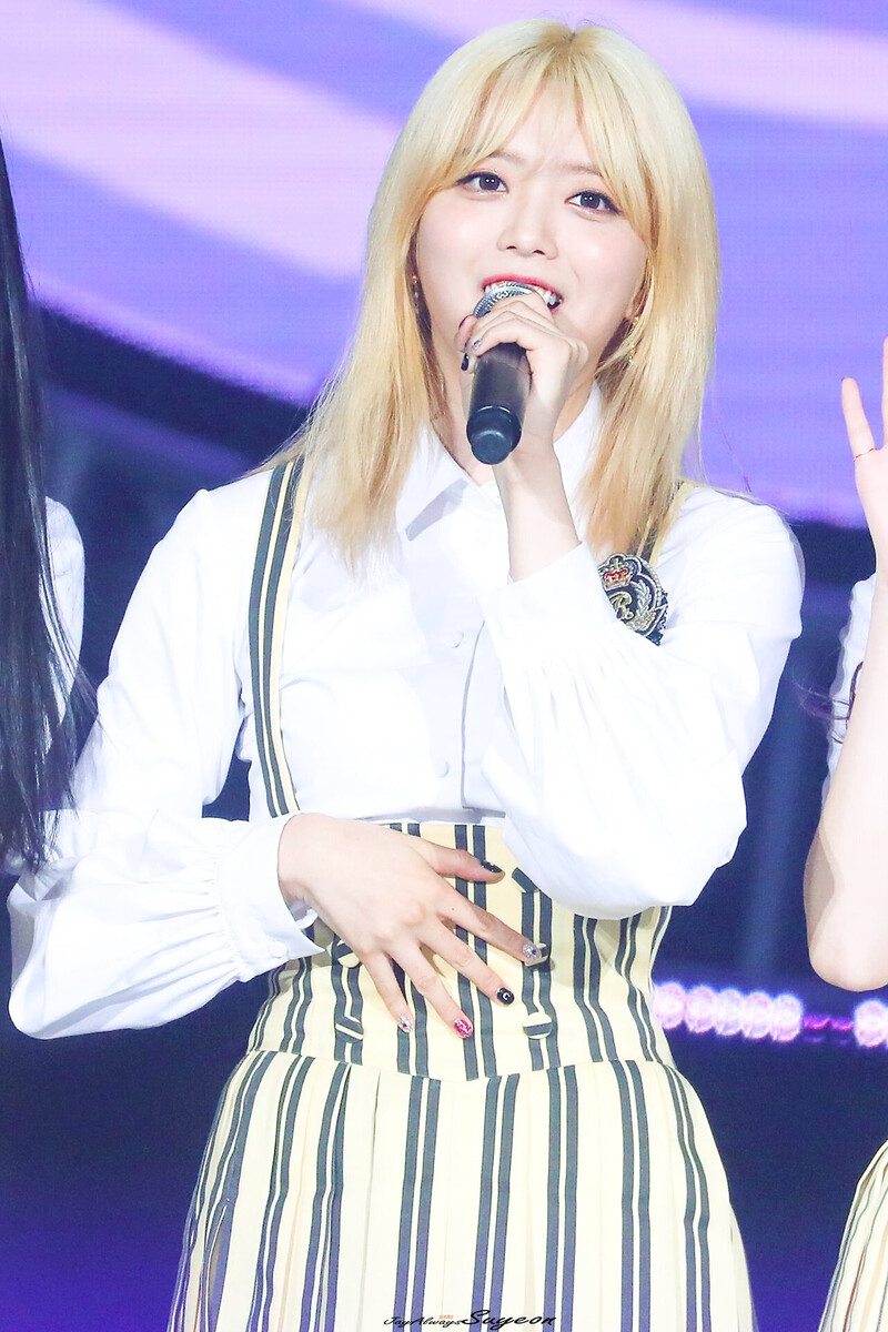 180914 Weki Meki Suyeon at Fever Festival documents 4