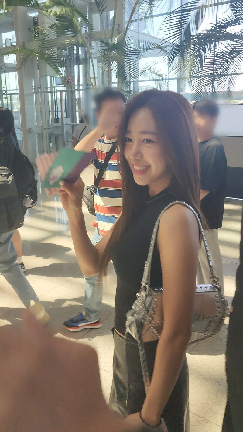 230908 Apink NAMJOO at Incheon international airport documents 6