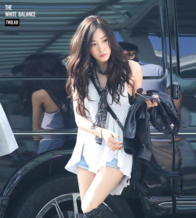 150610 Girls' Generation Tiffany at Incheon Airport documents 5