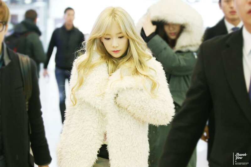 151127 Girls' Generation Taeyeon at Gimhae & Gimpo Airport documents 4