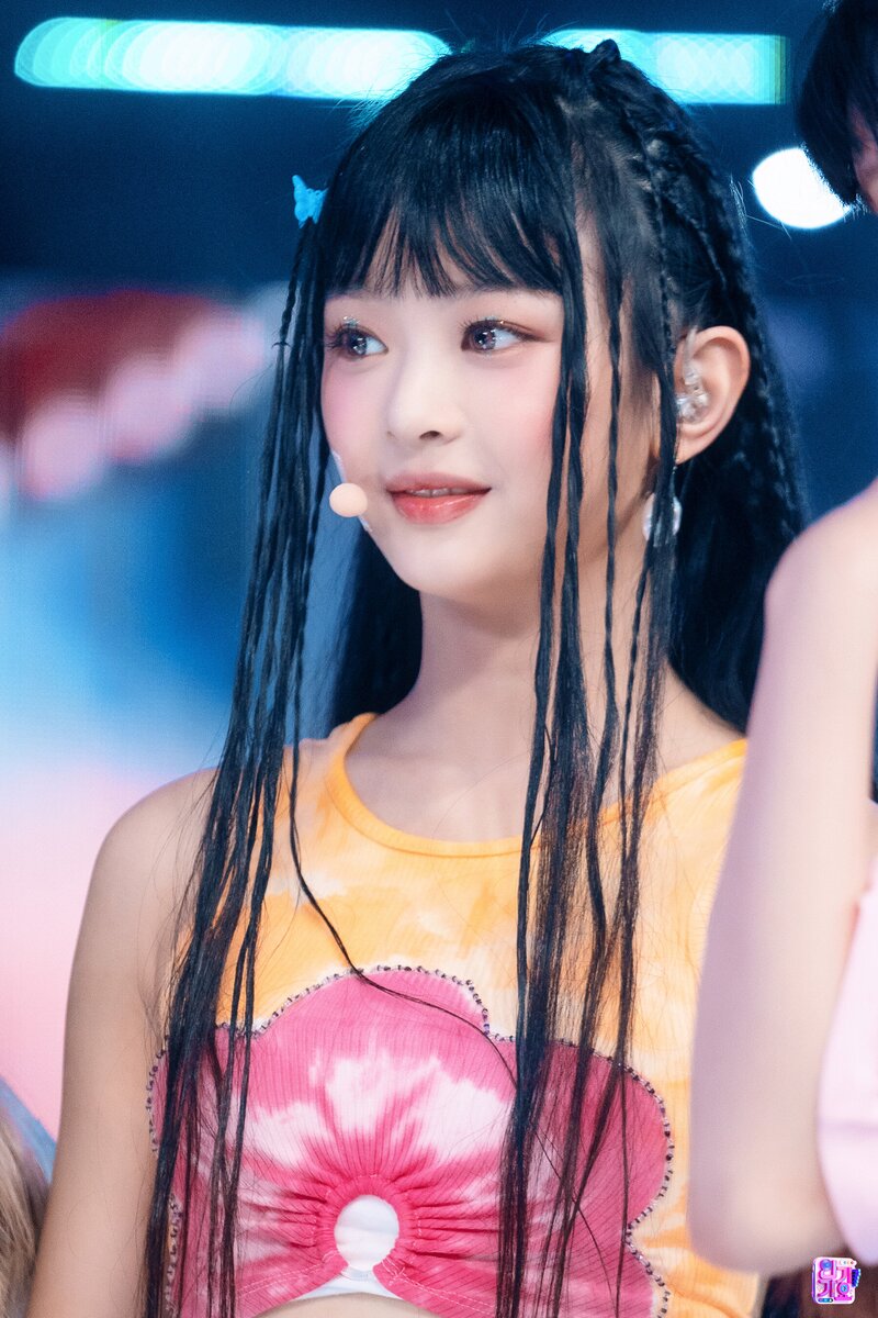 220821 NewJeans Hanni - 'Attention' at Inkigayo documents 7