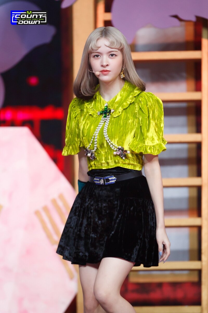 220922 NMIXX Lily - 'DICE' & 'COOL (Your rainbow)' at M COUNTDOWN documents 4