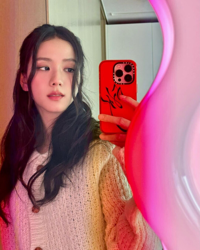 230627 - JISOO Instagram Update documents 1