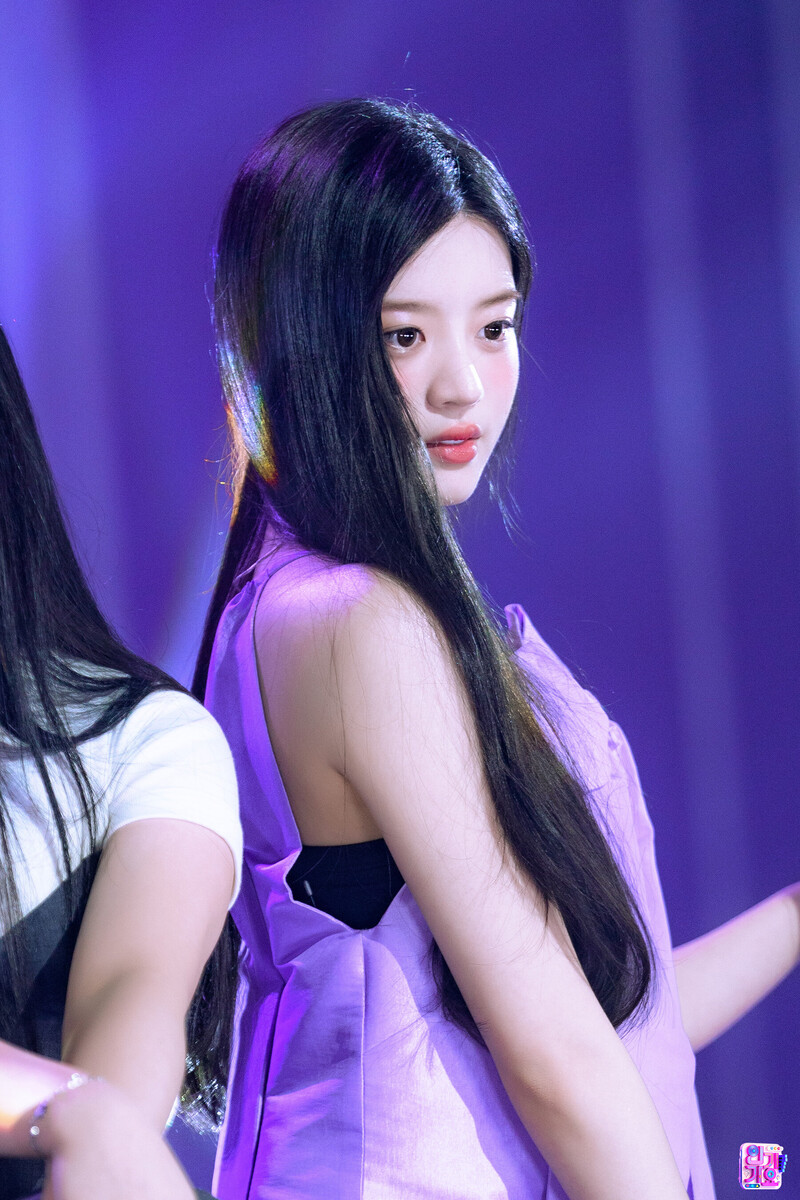 240407 ILLIT Minju - 'Magentic' at Inkigayo documents 2