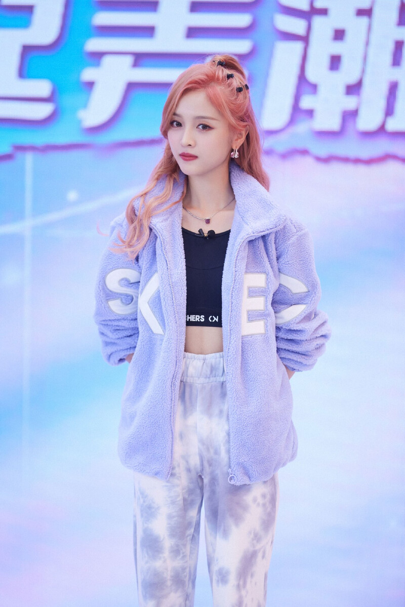 Xuan Yi for Skechers Livestream | kpopping