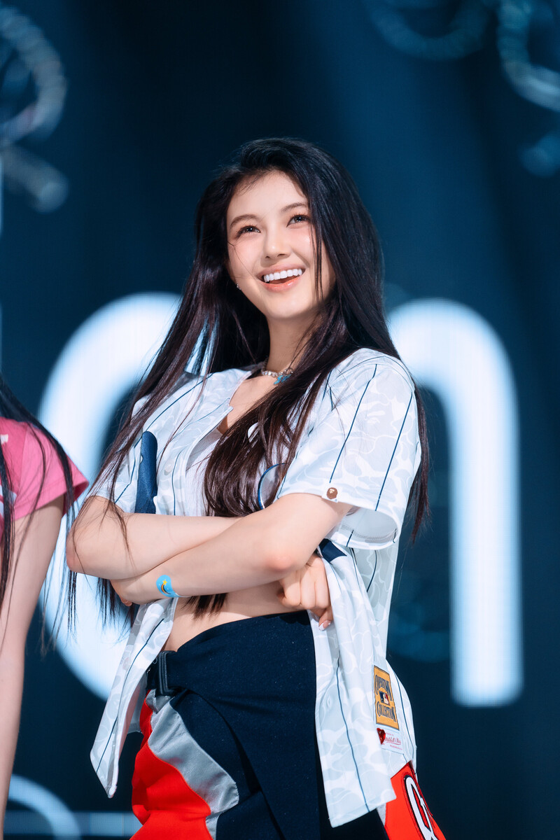 220807 NewJeans Danielle 'Attention' at Inkigayo documents 24