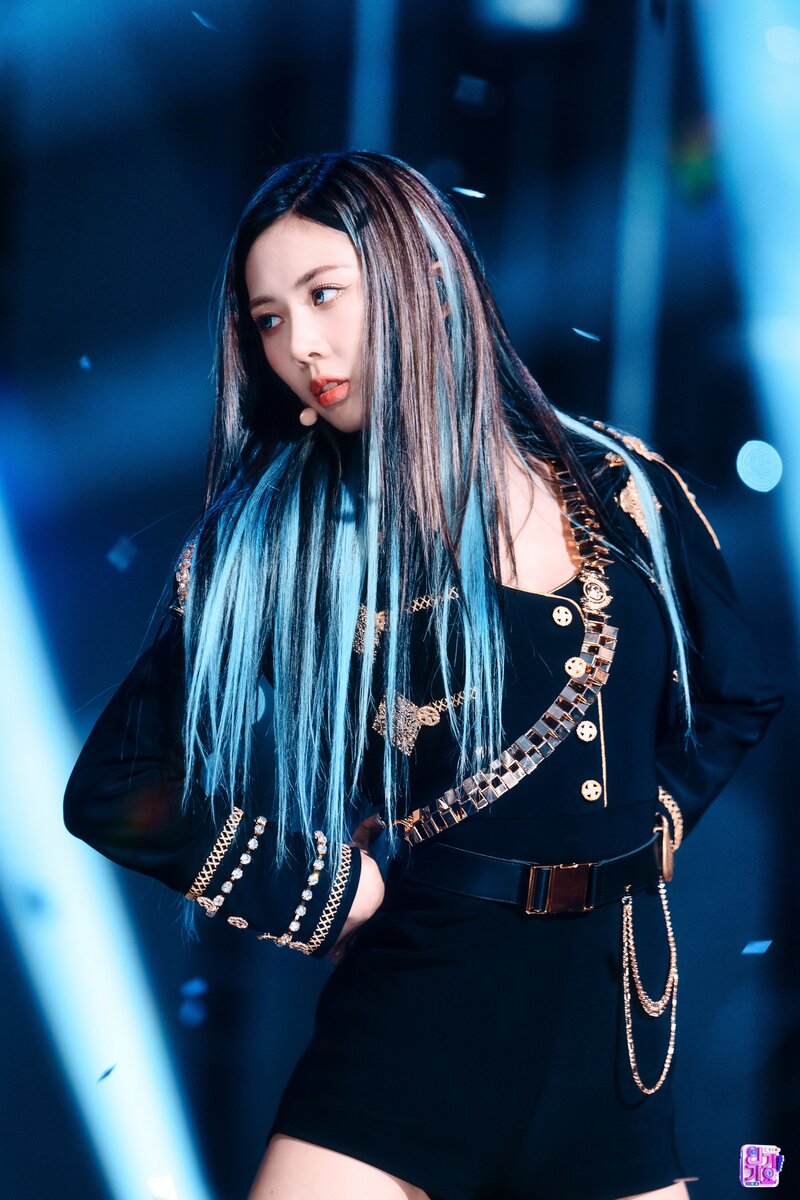 221006 Dreamcatcher Yoohyeon - 'VISION' at Inkigayo documents 9