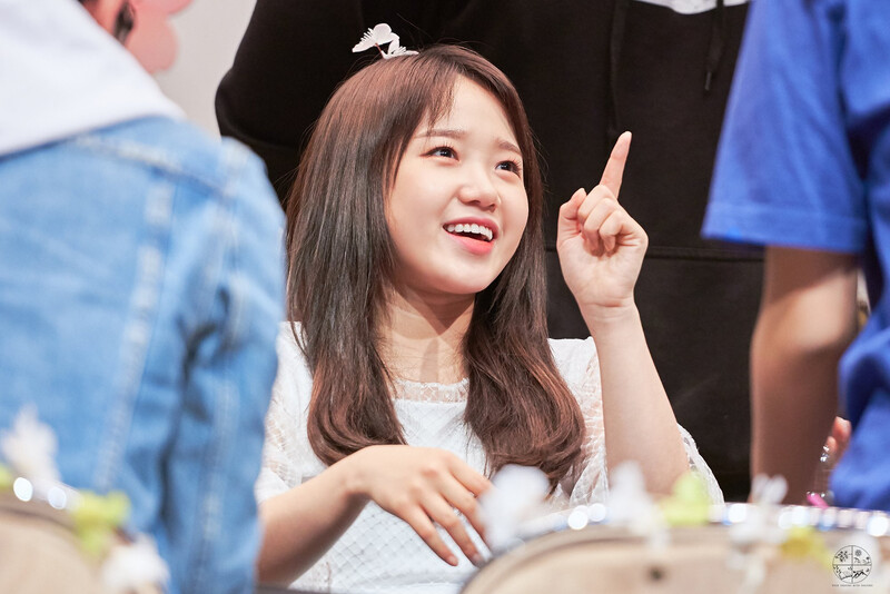 180415 Weki Meki Yoojung at Bundang 'Lucky' Fansign documents 2