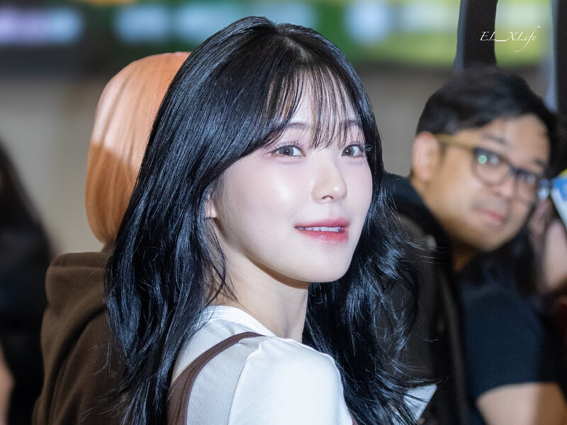 241109 fromis_9 Jiheon at Gimpo International Airport documents 5