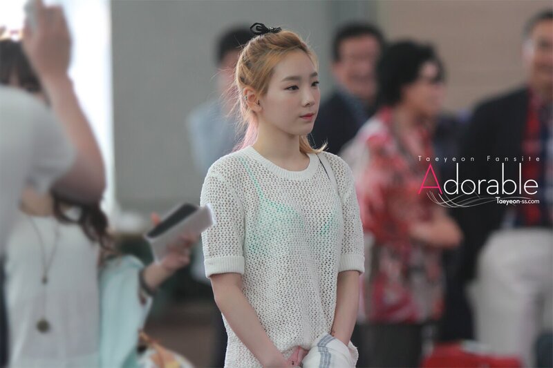 130621 Girls' Generation Taeyeon at Incheon Airport documents 14