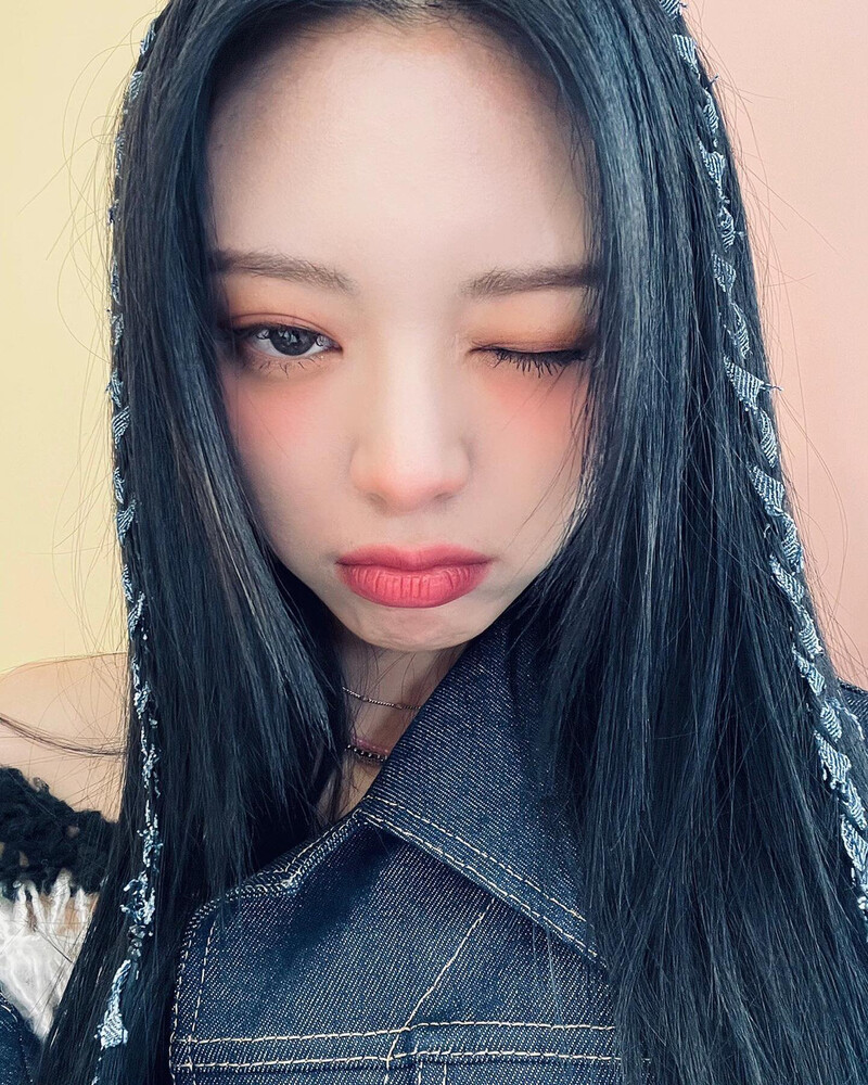 210925 ITZY Instagram Update - Yuna documents 11