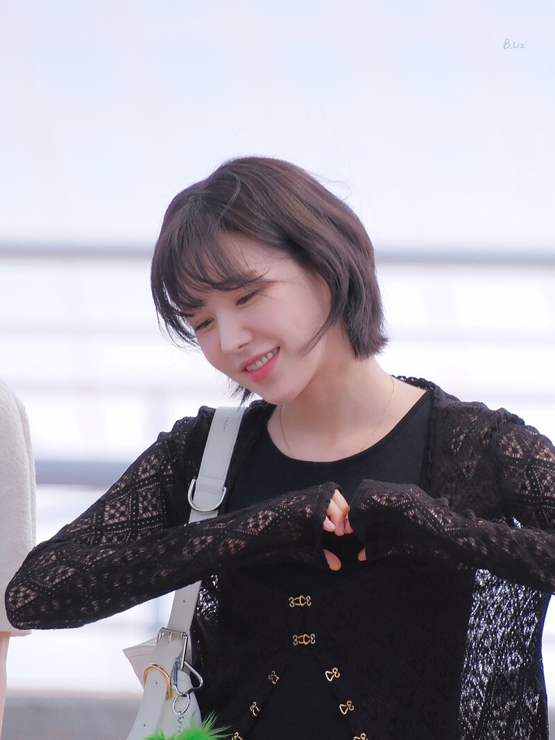 230519 RED VELVET Wendy at Incheon International Airport documents 2