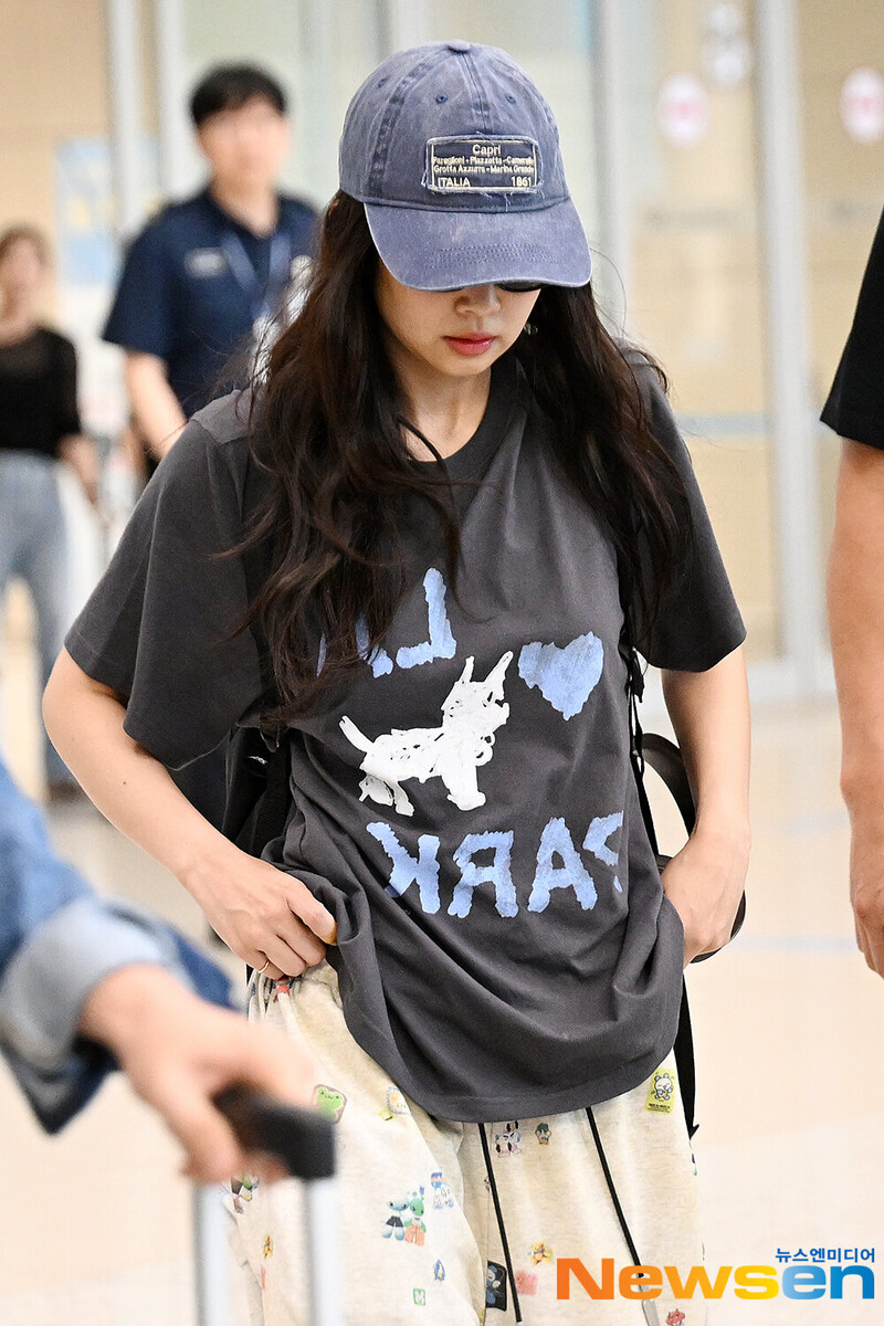 240616 Jennie at Incheon International Airport documents 2