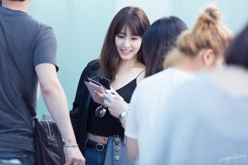 160726 Girls' Generation Tiffany at Incheon Airport documents 8