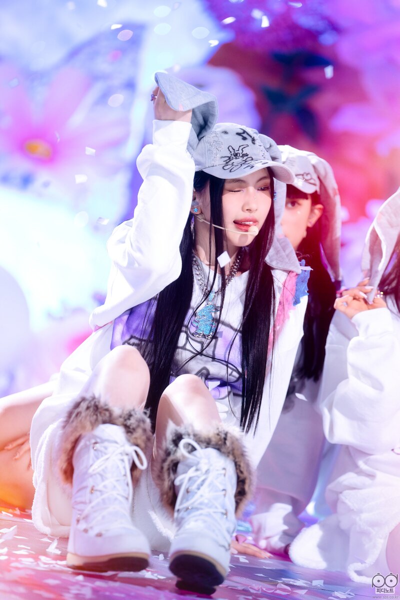 230115 NewJeans Hyein 'OMG' at Inkigayo documents 2