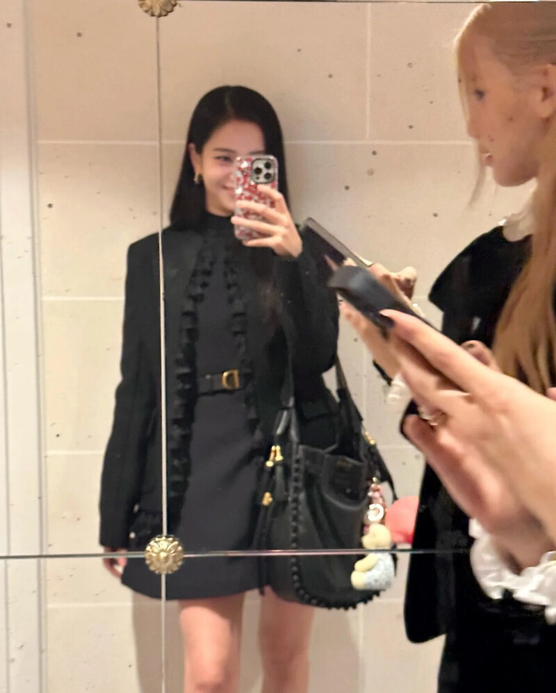 230128 Jisoo IG Update with Jennie documents 5