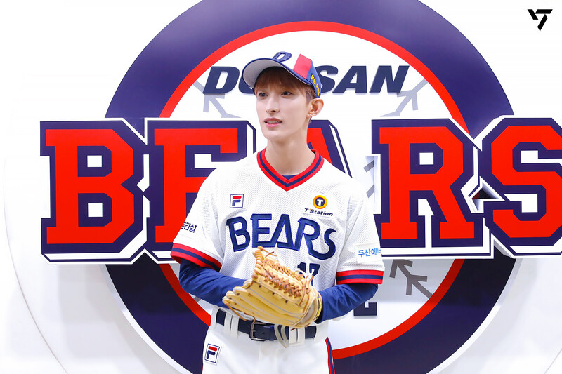 230519 SEVENTEEN Weverse Update - DK First Pitch for Doosan Bears Behind Sketch documents 1