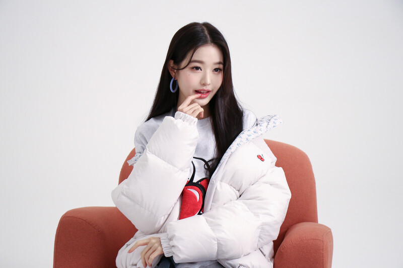 211027 Starship Naver Post - Wonyoung x KIRSH Behind documents 2