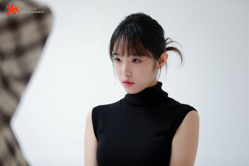 211117 Huehua Naver Post - Yena's Profile Photoshoot Behind documents 11