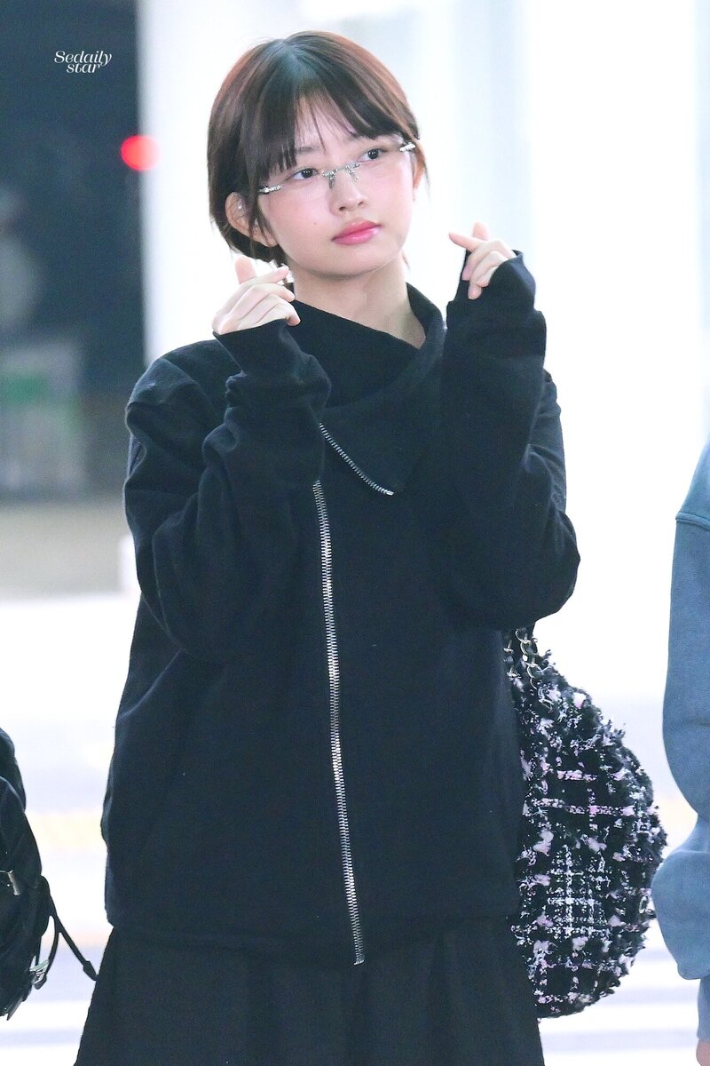 240104 IVE Rei at Incheon International Airport documents 6