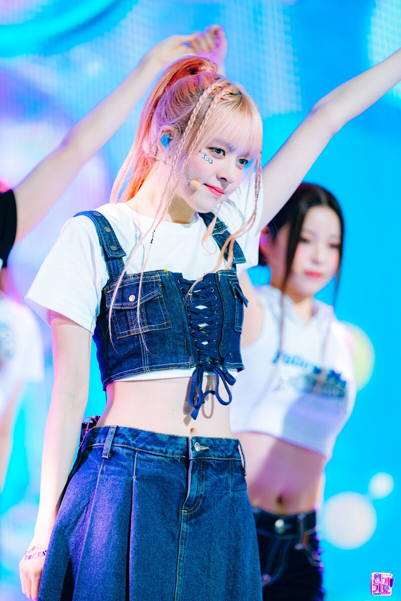 230326 NMIXX Lily - 'Young, Dumb, Stupid' at Inkigayo documents 2