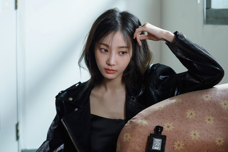 230428 9Ato Entertainment Naver Post - Yeonwoo - Esquire Photoshoot Behind documents 8