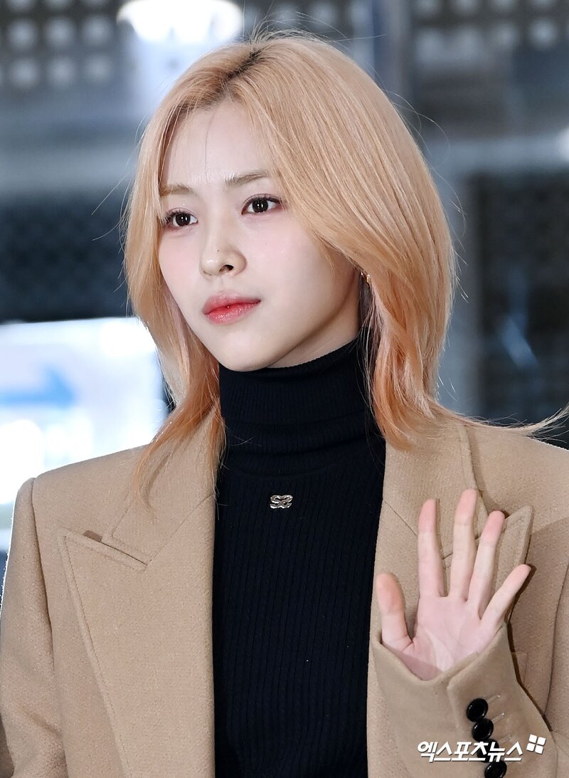 231208 ITZY Ryujin at Gimpo International Airport documents 2