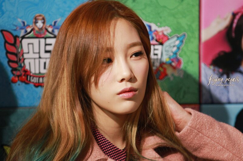 130102 Girls' Generation Taeyeon at SM Pop-up store documents 1
