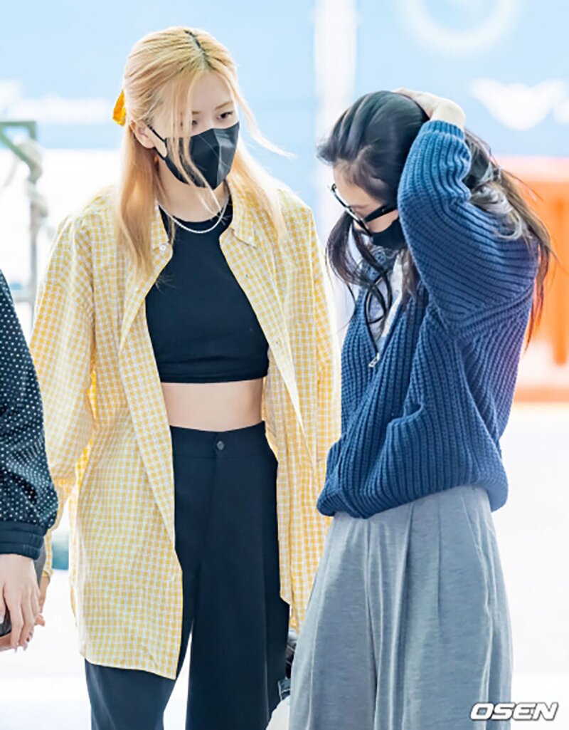 220916 BLACKPINK at the Incheon International Airport documents 12