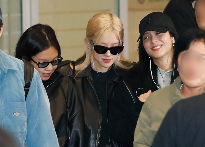 231124 JISOO, JENNIE & ROSÉ at the Incheon International Airport documents 1