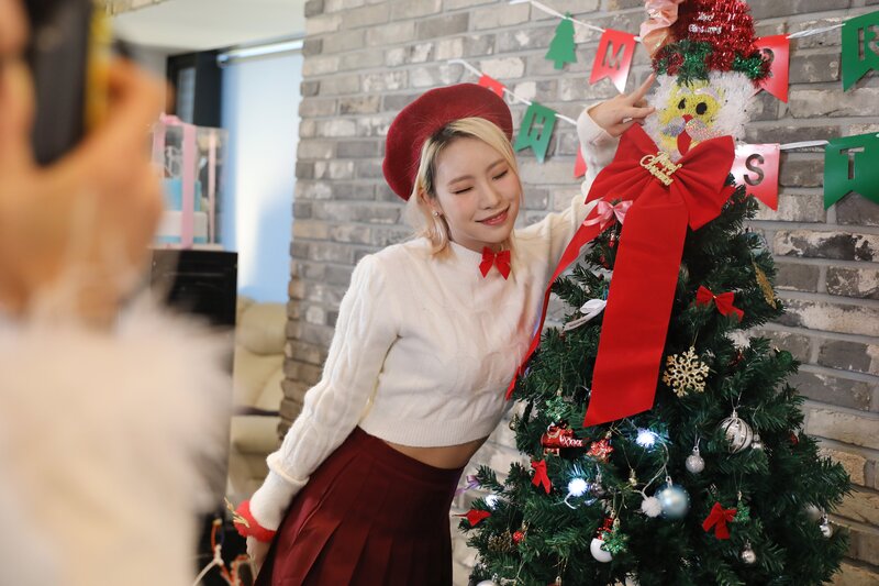 221217 YES IM Naver Post - Yoon Jia tree decoration Behind documents 4