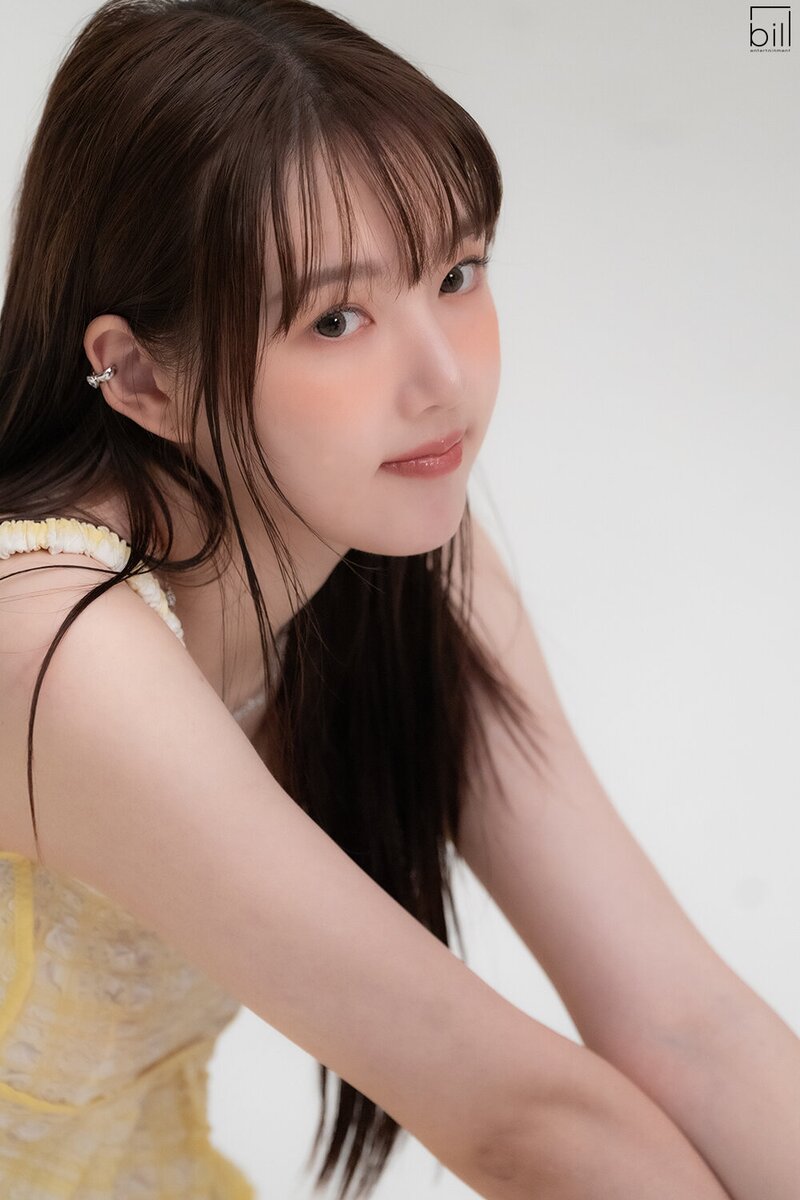230901 Bill Entertainment Naver Post - YERIN for 'Star1 Magazine' behind documents 16