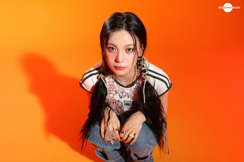 241114 BPM Naver Post - VIVIZ Umji - 'Shhh!' Jacket & MV Shoot Behind documents 4