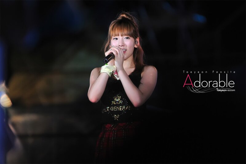 100821 Girls' Generation Taeyeon at SMTOWN Live in Seoul documents 5