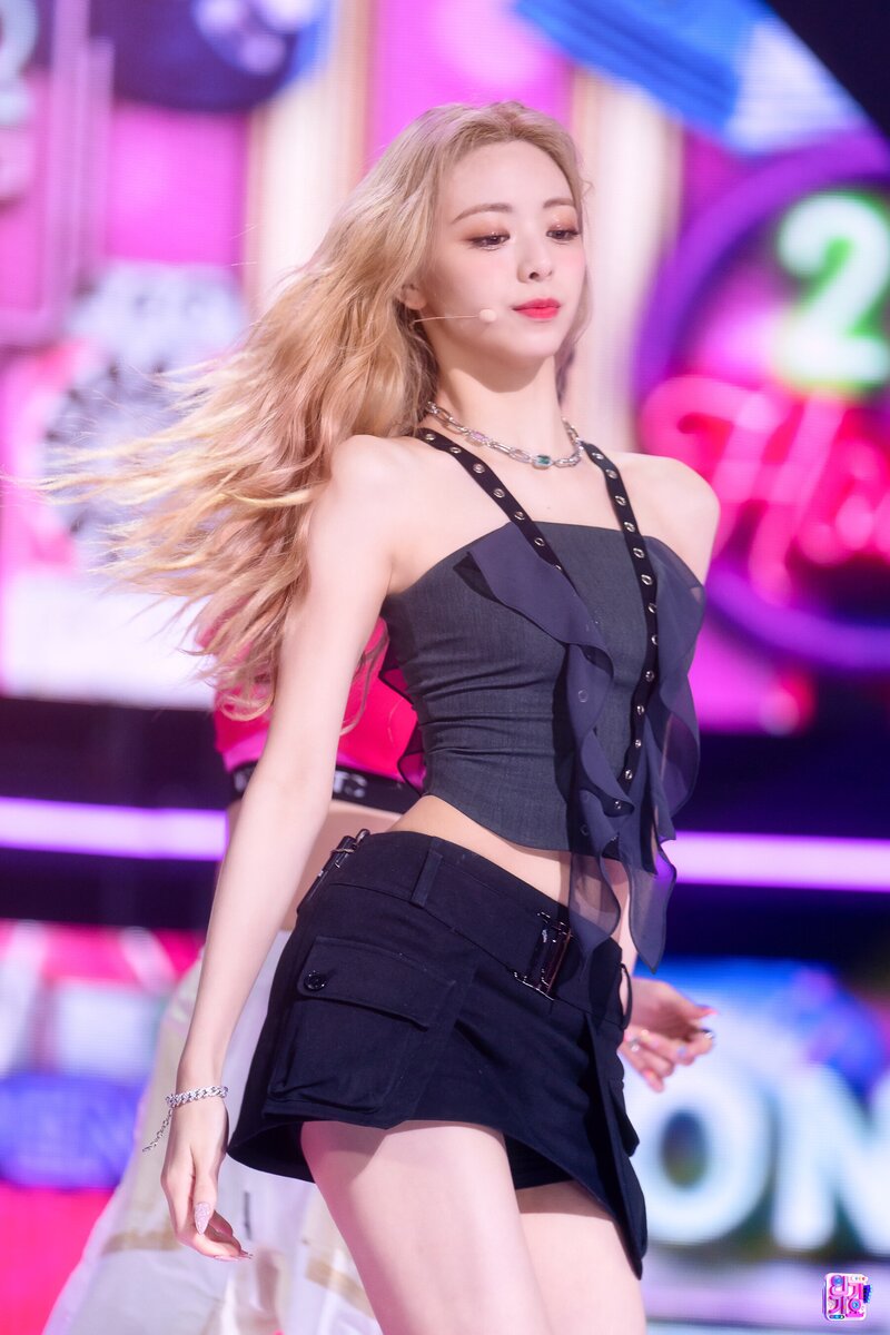220724 ITZY Yuna - 'SNEAKERS' at Inkigayo documents 6