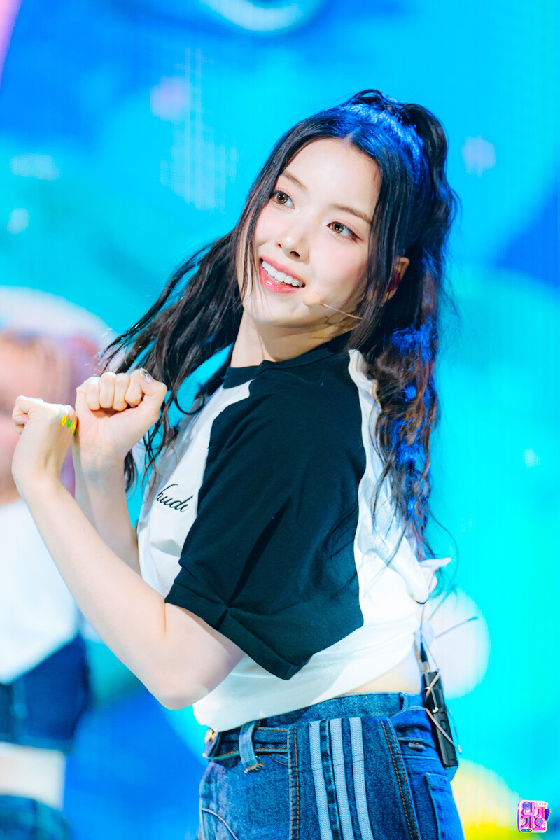 230326 NMIXX Jiwoo - 'Young, Dumb, Stupid' at Inkigayo documents 2