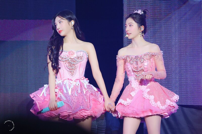 230402 Red Velvet Irene & Joy - 'R to V' Concert in Seoul Day 2 documents 1