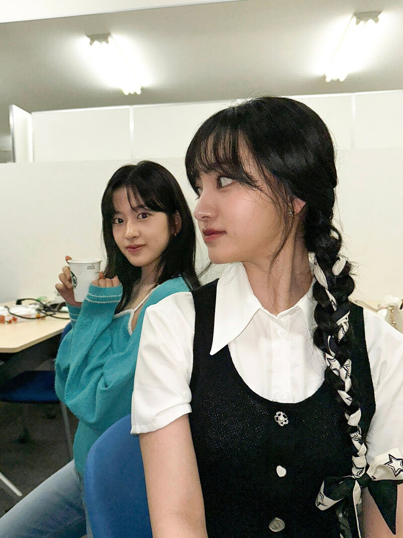 230901 IVE Twitter Update - Yujin and Liz documents 2