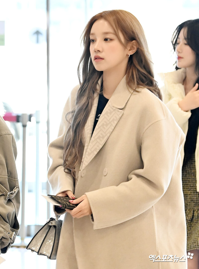 231125 (G)I-DLE Yuqi at Gimpo International Airport documents 3