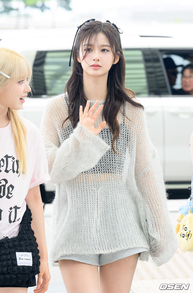 240726 NMIXX Sullyoon at Incheon International Airport documents 2